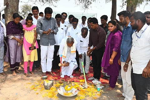 ಯಾದಗಿರಿಯ ವನಕೇರಿ ಬಡಾವಣೆಯಲ್ಲಿ ನಿರ್ಮಿಸಲು ಉದ್ದೇಶಿಸಿರುವ ಸಾರ್ವಜನಿಕ ಶೌಚಗೃಹ ಕಟ್ಟಡದ ಕಾಮಗಾರಿಗೆ ಶನಿವಾರ ಶಾಸಕ ಚನ್ನಾರಡ್ಡಿ ಪಾಟೀಲ್​ ತುನ್ನೂರ ಅಡಿಗಲ್ಲು ನೆರವೇರಿಸಿದರು. ಸುರೇಶ ಅಂಕಲಗಿ, ಉಮೇಶ ಚವ್ಹಾಣ್​, ಚನ್ನಕೇಶಗೌಡ ಬಾಣತಿಹಾಳ, ತಿಮ್ಮಣ್ಣ ನಾಯಕ, ಸಾಯಿಬಣ್ಣ ಕೆಂಗೂರಿ, ಶರಣಗೌಡ ಬಲಕಲ್​, ಸುರೇಶ ಮಡ್ಡಿ, ಸಾಯಿಬಣ್ಣ ಬಾಡಿಯಾಳ ಇತರರಿದ್ದರು.