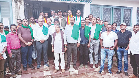 ಸಿದ್ದಾಪುರದಲ್ಲಿ ನಡೆದ ಸರ್ವಪಕ್ಷ ಸಭೆಯಲ್ಲಿ ಪದಾಧಿಕಾರಿಗಳು ಹಾಗೂ ಸದಸ್ಯರು ಭಾಗವಹಿಸಿದ್ದರು.