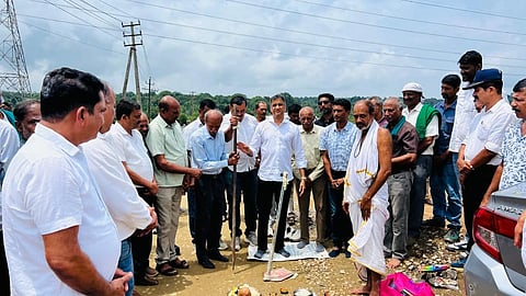 ಪೊನ್ನಂಪೇಟೆ ತಾಲೂಕಿನ ಪೊನ್ನಪ್ಪಸಂತೆಯಿಂದ ಬಾಳಲೆಗೆ ಸಂಪರ್ಕ ಕಲ್ಪಿಸುವ ರಸ್ತೆ ಅಭಿವೃದ್ಧಿ ಕಾಮಗಾರಿಗಳಿಗೆ ಶುಕ್ರವಾರ ಶಾಸಕ ಎ.ಎಸ್.ಪೊನ್ನಣ್ಣ ಭೂಮಿಪೂಜೆ ನೆರವೇರಿಸಿದರು.