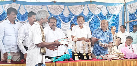 ಶ್ರೀ ಕ್ಷೇತ್ರ ಬೂಕನ ಬೆಟ್ಟದ ಶ್ರೀ ರಂಗನಾಥ ಸ್ವಾಮಿಯ ಜಾತ್ರಾ ಮಹೋತ್ಸವದ ಹಿನ್ನೆಲೆಯಲ್ಲಿ ಉತ್ತಮ ರಾಸುಗಳಿಗೆ ಶಾಸಕ ಸಿ.ಎನ್.ಬಾಲಕೃಷ್ಣ ಬಹುಮಾನ ವಿತರಿಸಿದರು.