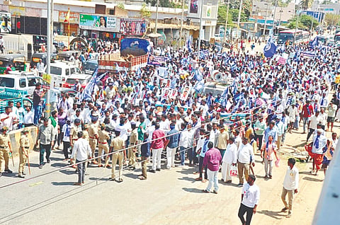 ಒಳ ಮೀಸಲಾತಿ ಅನ್ಯಾಯ ಖಂಡಿಸಿ ಕೊಳ್ಳೇಗಾಲದಲ್ಲಿ ತಾಲೂಕು ಪರಿಶಿಷ್ಟ ಜಾತಿಗಳ ಬಲಗೈ ಸಮುದಾಯಗಳ ಒಕ್ಕೂಟ ವತಿಯಿಂದ ಬೃಹತ್ ಪ್ರತಿಭಟನಾ ಮೆರವಣಿಗೆ ನಡೆಯಿತು.