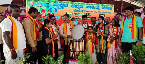 ಕುದೂರು ಪಬ್ಲಿಕ್​ ಶಾಲೆಯ ರಂಗಮಂದಿರದಲ್ಲಿ ಗುರುವಾರ ಹಮ್ಮಿಕೊಂಡಿದ್ದ ಜಿಲ್ಲೆಯ ಮೊಟ್ಟ ಮೊದಲ ಮಕ್ಕಳ ಸಾಹಿತ್ಯ ಸಮ್ಮೇಳನವನ್ನು ತಮಟೆ ಬಾರಿಸುವ ಮೂಲಕ ಶಾಸಕ ಬಾಲಕೃಷ್ಣ ಉದ್ಘಾಟಿಸಿದರು. ಕಸಾಪ ಜಿಲ್ಲಾಧ್ಯ ಬಿ.ಟಿ.ನಾಗೇಶ್​, ತಾಲೂಕು ಅಧ್ಯ ಪದ್ಮನಾಭ ತಿಪ್ಪಸಂದ್ರ, ಆಧ್ಯಾತ್ಮ ಗುರು ಶ್ರೀಧರ್​ ಗುರೂಜಿ, ಹಾಸ್ಯ ಸಾಹಿತಿ ಅಣಕು ರಾಮದಾಸ್​, ಸಮ್ಮೇಳನದ ಅಧ್ಯಕ್ಷ ವಿಷ್ಣುವಲ್ಲಭ, ತನ್ಯಶ್ರೀ, ಚರ್ಚಾಗೋಷ್ಠಿ ಅಧ್ಯೆ ಛಾಯಾ ಇತರರಿದ್ದರು.