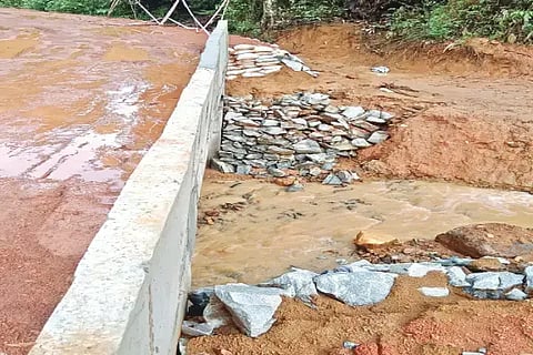 ತುಮರಿ ಸಮೀಪ ಕೊಂಜವಳ್ಳಿಯಿಂದ ಕಡಕೋಡು ಸಂಪರ್ಕಿಸುವ ಹೊಸ ಸೇತುವೆಯ ಎರಡು ಬದಿಯಲ್ಲಿ ಕಲ್ಲಿನ ಪಿಚ್ಚಿಂಗ್ ಮಣ್ಣು ಸಮೇತ ಕುಸಿದಿರುವುದು.