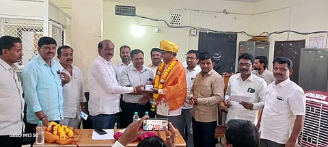 ಜೇವರ್ಗಿಯ ಡಿಸಿಸಿ ಬ್ಯಾಂಕ್​ನಲ್ಲಿ ಯಶಸ್ವಿನಿ ಕಾರ್ಡ್​ ನೋಂದಣಿ ಮಾಡಿದ ಸಹಕಾರಿ ಸಂಗಳ ಕಾರ್ಯದರ್ಶಿಗಳನ್ನು ಸನ್ಮಾನಿಸಲಾಯಿತು. ಬಸವರಾಜ ಪಾಟೀಲ್​, ಪ್ರಭು ಜಾಧವ್​, ಶ್ರೀಶೈಲಗೌಡ ಕರಕಿಹಳ್ಳಿ, ಶಾಂತಗೌಡ ಪಾಟೀಲ್​, ಪ್ರಶಾಂತ ವಾಡೇಕರ್​ ಇದ್ದರು. 