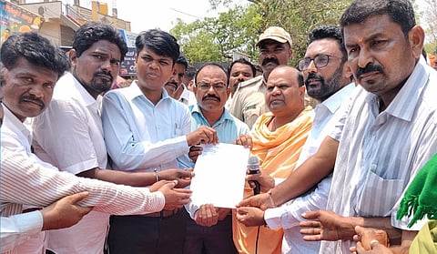 ಕಕ್ಕೇರಾ ಬಳಿಯ ಶಾಂತಪುರ ಕ್ರಾಸ್​ನಲ್ಲಿ ಭಾನುವಾರ ವಿವಿಧ ಸಂಟನೆಗಳ ಕಾರ್ಯಕರ್ತರು ಹತ್ತಿಗೂಡೂರದಿಂದ ಲಿಂಗಸೂಗೂರವರೆಗೆ ರಸ್ತೆ ಅಗಲೀಕರಣ ಮಾಡುವಂತೆ ಆಗ್ರಹಿಸಿ ಬೃಹತ್​ ಪ್ರತಿಭಟನೆ ನಡೆಸಿ ತಹಸೀಲ್ದಾರ್​ಗೆ ಮನವಿ ಸಲ್ಲಿಸಿದರು. ಪೂಜ್ಯ ವರದಾನೇಶ್ವರ ಸ್ವಾಮೀಜಿ, ಗಂಗಾಧರನಾಯಕ, ರಾಮುನಾಯಕ ಅರಳಳ್ಳಿ, ಮರಿಲಿಂಗ ಹುಣಸಿಹೊಳೆ, ಶರಣುನಾಯಕ ಇತರರಿದ್ದರು.