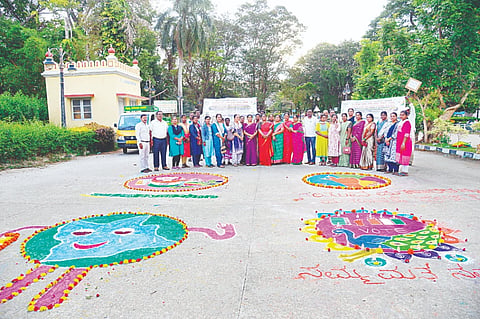 ಮತದಾರರಾಗಲಿ ಹೆಸರು ನೋಂದಾಯಿಸಿಕೊಳ್ಳಲು ಯುವ ಜನತೆಗೆ ಅರಿವು ಮೂಡಿಸಲು ವಿಶ್ವ ವಿಖ್ಯಾತ ಕೃಷ್ಣರಾಜಸಾಗರದ ಬೃಂದಾವನದ ಪ್ರವೇಶ ದ್ವಾರದಲ್ಲಿ ರಂಗೋಲಿ ಬಿಡಿಸಿ ಬಿಡಿಸಿ ಅರಿವು ಮೂಡಿಸುವ ಕಾರ್ಯಕ್ರಮಕ್ಕೆ ಶ್ರೀರಂಗಪಟ್ಟಣ ತಾಪಂ ಆಡಳಿತಾಧಿಕಾರಿ ಲಕ್ಷ್ಮೀ ಚಾಲನೆ ನೀಡಿದರು. ಚಂದ್ರು, ತ್ರೀವೇಣಿ, ಶ್ರೀನಿವಾಸ್, ಕುಳ್ಳೇಗೌಡ ಮತ್ತಿತರರಿದ್ದರು.