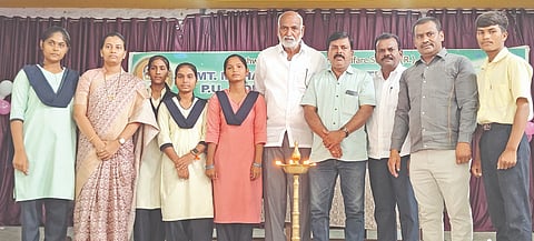  ಚಿತ್ತಾಪುರದ ಮಹಾದೇವಮ್ಮ ಬಿ.ಪಾಟೀಲ್​ ಪಿಯು ಕಾಲೇಜಿನಲ್ಲಿ ಶನಿವಾರ ಆಯೋಜಿಸಿದ್ದ ಸ್ವಾಗತ ಸಮಾರಂಭದಲ್ಲಿ ಡಾ.ಶಿವರಂಜನ್​ ಸತ್ಯಂಪೇಟೆ, ನಾಗರೆಡ್ಡಿ ಪಾಟೀಲ್​ ಕರದಾಳ, ಶಾಂತಕುಮಾರ ಮಳಖೇಡ, ತ್ರಿವೇಣಿ ಪಾಟೀಲ್​, ಸೋಮಶೇಖರ ಕಲಶೆಟ್ಟಿ ಇದ್ದರು.