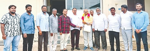 ಹಳೆಯ ಕೈಗಾರಿಕಾ ವಸಾಹತು ಪ್ರದೇಶ ಅಭಿವೃದ್ಧಿಗೊಳಿಸಬೇಕು ಎಂದು ಒತ್ತಾಯಿಸಿ ಚಿತ್ತಾಪುರದಲ್ಲಿ ತಾಲೂಕು ಸಣ್ಣ ಕೈಗಾರಿಕೆಗಳ ಸಂ (ಸಿಟಿಎಸ್​ಎಸ್​ಐಎ)ದಿಂದ ಕೆಎಸ್​ಎಸ್​ಐಡಿಸಿ ಸಹಾಯಕ ಮಹಾಪ್ರಬಂಧಕ ಮಲ್ಲಿಕಾರ್ಜುನ ಜಾಕಾ ಅವರಿಗೆ ಮನವಿಪತ್ರ ಸಲ್ಲಿಸಲಾಯಿತು.