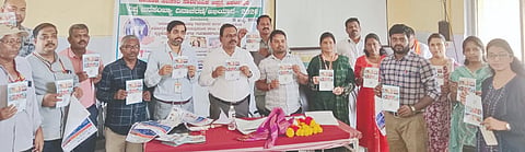 ಅಫಜಲಪುರದಲ್ಲಿ ಕ್ಷಯ ರೋಗ ಮತ್ತು ಏಡ್ಸ್​ ಸುರಕ್ಷಾ ಅಭಿಯಾನದ ಕರಪತ್ರ ಬಿಡುಗಡೆ ಮಾಡಲಾಯಿತು. ಡಾ.ಮಹ್ಮದ್​ ಗಫೂರ್​, ಡಾ.ಚೇತನ ಧುಮಾಲೆ, ಡಾ.ಪ್ರಸನ್ನ ಕಟ್ಟಿ, ಡಾ.ಸಂಜೀವಿನಿ ಜಾಧವ್​, ಡಾ.ರತ್ನಶಿಲಾ, ಡಾ.ಇರ್ಷಾದ್​ ಅಲಿ ಇತರರಿದ್ದರು.