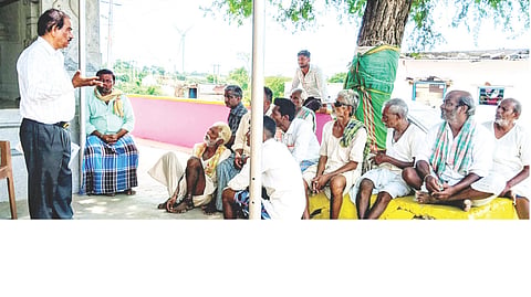 ಅಳವಂಡಿ ಸಮೀಪದ ರಘುನಾಥನಹಳ್ಳಿಯಲ್ಲಿ ಕೇಂದ್ರ ಸರ್ಕಾರದ ಸಾಮಾಜಿಕ ಭದ್ರತಾ ಯೋಜನೆಗಳು ಹಾಗೂ ಸೈಬರ್ ವಂಚನೆ ಕುರಿತ ಜಾಗೃತಿ ಕಾರ್ಯಕ್ರಮದಲ್ಲಿ ಆರ್ಥಿಕ ಸಾಕ್ಷರತಾ ಸಲಹೆಗಾರ ಬಸವರಾಜ ವಡಗೇರಿ ಮಾತನಾಡಿದರು. ಬ್ಯಾಂಕ್ ಅಧಿಕಾರಿ ಮಹಾಂತೇಶ, ಸಿಬ್ಬಂದಿ ಗುರುಶಾಂತಯ್ಯ, ಪ್ರಮುಖರಾದ ಶಿವಪ್ಪ, ಸುರೇಶ, ಹನುಮಂತ, ಮರಿಯಪ್ಪ ಇತರರಿದ್ದರು.