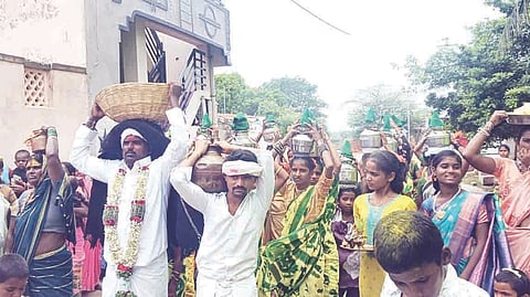 ಭೈರಾಪುರ ಗ್ರಾಮದಲ್ಲಿ ಶ್ರೀ ಹುಲಿಗೆಮ್ಮದೇವಿ ಜಾತ್ರೋತ್ಸವ ನಿಮಿತ್ತ ಮಹಿಳೆಯ ಕಳಸ, ಕುಂಭ ಮೆರವಣಿಗೆ ಮಾಡಲಾಯಿತು. ಪ್ರಮುಖರಾದ ಪರಶುರಾಮ ಮೆಕ್ಕಿ, ನಿಂಗಪ್ಪ ಮೇಟಿ, ಗಿಡ್ಡಪ್ಪ ಕನಕಾಪುರ, ಕೊಟೆಪ್ಪ, ಯಲ್ಲಪ್ಪ ಹರ್ನಾಳಗಿ, ಹನುಮಂತ ಮೆಕ್ಕಿ ಇತರರಿದ್ದರು.