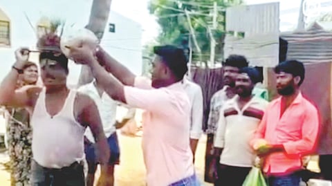 ಬೋಚನಹಳ್ಳಿ ಗ್ರಾಮದಲ್ಲಿ ಮಳೆಗಾಗಿ ಪ್ರಾರ್ಥಿಸಿ ಗುರ್ಜಿ ಪೂಜೆ ನಡೆಸಲಾಯಿತು.