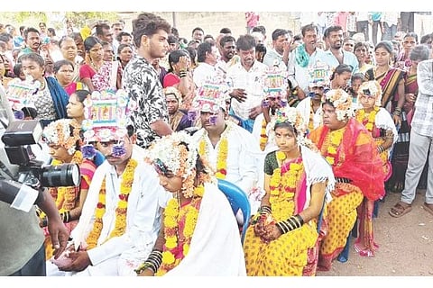 ಅಳವಂಡಿ ಸಮೀಪದ ಭೋಚನಹಳ್ಳಿಯಲ್ಲಿ ಕನಕ ಗುರು ಸೇವಾ ಸಮಿತಿಯಿಂದ ಸಾಮೂಹಿಕ ವಿವಾಹ ಕಾರ್ಯಕ್ರಮ ನಡೆಯಿತು.