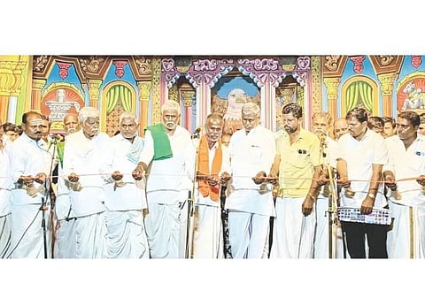 ಅಳವಂಡಿ ಸಮೀಪದ ಬೋಚನಹಳ್ಳಿಯಲ್ಲಿ ನಾಟಕ ಪ್ರದರ್ಶನವನ್ನು ಉದ್ಘಾಟಿಸಲಾಯಿತು.ಪ್ರಮುಖರಾದ ದೇವಪ್ಪ, ಭೀಮೇಶಪ್ಪ, ನಿಂಗನಗೌಡ, ನಿಂಗಪ್ಪ, ಹನುಮೇಶ, ಪರಶುರಾಮ, ಮಲ್ಲಪ್ಪ, ಪರಸಪ್ಪ, ಬರಮಪ್ಪ, ಭೀಮಣ್ಣ, ಮುದಕಪ್ಪ, ಪರಶುರಾಮ, ಯಲ್ಲು, ಗವಿ ಸುಗ್ಗಿ ಇತರರು ಇದ್ದರು.