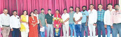 ಕೆ ಆರ್ ನಗರದ ಸರ್ಕಾರಿ ನೌಕರರ ಭವನದಲ್ಲಿ ನಡೆದ ತಾಲೂಕು ಸರ್ಕಾರಿ ನೌಕರರ ಸಂಘದ ಭವನದಲ್ಲಿ ನಡೆದ ಅಧ್ಯಕ್ಷರ ಚುಮಾವಣೆಯಲ್ಲಿ ಅವಿರೋಧವಾಗಿ ತಾಲೂಕು ಅಧ್ಯಕ್ಷರಾಗಿ ಆಯ್ಕೆಯಾದ ಉಮೇಶ್ ಅವರನ್ನು ಸಂಘದ ಪದಾಧಿಕಾರಿಗಳು ಅಭಿನದಿಸಿದರು. ಡಾ.ಡಿ.ನಟರಾಜ್, ಶಂಕರೇಗೌಡ, ಜಿ.ಜೆ.ಮಹೇಶ್, ಹರೀಶ್, ಯಶವಂತ್‌ಕುಮಾರ್, ರಾಜಶೇಖರ್, ಮಹೇಶ್,  ಪೂರ್ಣಿಮಾ, ಡಾ.ಹರೀಶ್, ಬಿ.ಎಲ್.ಮಹದೇವ್, ಕೆ.ವಿ.ರಮೇಶ್, ವಸಂತ್‌ಕುಮಾರ್ ಇನ್ನಿತರರಿದ್ದರು.