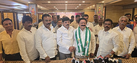 ಆನೇಕಲ್​ ತಾಲೂಕಿನ ಬೊಮ್ಮಸಂದ್ರದಲ್ಲಿ ಸೋಮವಾರ ಆಯೋಜಿಸಿದ್ದ ಪಕ್ಷ ಸೇರ್ಪಡೆ ಸಮಾರಂಭದಲ್ಲಿ  ಜೆಡಿಎಸ್​ ರಾಜ್ಯ ಪ್ರಧಾನ ಕಾರ್ಯದರ್ಶಿ ಗೊಟ್ಟಿಗೆರೆ ಮಂಜುನಾಥ್​ ಸುದ್ದಿಗಾರರೊಂದಿಗೆ ಮಾತನಾಡಿದರು.  ಜೆಡಿಎಸ್​ ಮುಖಂಡರಾದ ಅ.ದೇವೇಗೌಡ, ಪಟಾಪಟ್​ ರವಿ, ಹಿರಿಯ ಮುಖಂಡರಾದ ರಾಜಣ್ಣ, ನಂಜಾರೆಡ್ಡಿ, ವಿನಯ್​ ರೆಡ್ಡಿ ಇತರರು ಇದ್ದರು.