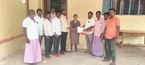ಚಿಕ್ಕಹೊನ್ನಕುಣಿಯಲ್ಲಿ ಕೆಬಿಜೆಎನ್‌ಎಲ್ ಜೆಇ ಗೀತಾಗೆ ಅರಕೇರಾ ಬ್ಲಾಕ್ ಕಾಂಗ್ರೆಸ್ ಕಾರ್ಮಿಕ ವಿಭಾಗದ ಪದಾಧಿಕಾರಿಗಳು ಮನವಿ ಸಲ್ಲಿಸಿದರು. 