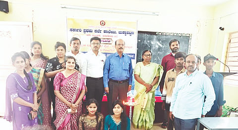 ಬುಕ್ಕಾಪಟ್ಟಣದ ಸರ್ಕಾರಿ ಪ್ರಥಮ ದರ್ಜೆ ಕಾಲೇಜಿನಲ್ಲಿ ಆಯೋಜಿಸಿದ್ದ ಸ್ಪಂದನ- 2026 ಕಾರ್ಯಕ್ರಮದಲ್ಲಿ ಪ್ರಾಂಶುಪಾಲೆ ಪ್ರೊ.ಧರಣೇಂದ್ರ ಕುವಾರಿ, ನಿವೃತ್ತ್ತ ಪ್ರಾಂಶುಪಾಲ ಮಂಜುನಾಥ್, ಸಹಾಯಕ ಪ್ರಾಧ್ಯಾಪಕರಾದ ಎ.ಎಂ.ಸತೀಶ್ ಇತರರು ಇದ್ದರು.