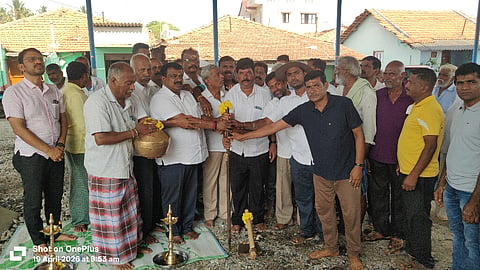 ಚನ್ನರಾಯಪಟ್ಟಣ ತಾಲೂಕು ಡಿ.ಕಾಳೇನಹಳ್ಳಿ ಗ್ರಾಮದಲ್ಲಿನ ಕೇಂದ್ರ ಸ್ಥಾನ ಲಕ್ಷ್ಮೀದೇವಿ ದೇವಸ್ಥಾನದ ಆವರಣದ ರಸ್ತೆ ಕ್ರಾಂಕೀಟೀಕರಣಕ್ಕೆ ಶಾಸಕ ಬಾಲಕೃಷ್ಣ ಭೂಮಿ ಪೂಜೆ ನೇರವೇರಿಸಿದರು. ಜಗದೀಶ್, ಆನಂದ್, ಶಂಕರ್ ಇತರರು ಇದ್ದರು.