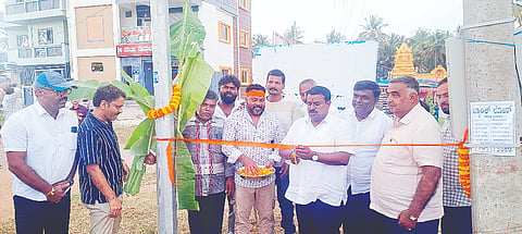 ಪಟ್ಟಣದ ವಾರ್ಡ್ ನಂ.22 ರಲ್ಲಿರುವ ಪುರಾತನ ಕೊಳದ ಅಂಜನೇಯ ಸ್ಥಾಮಿ ದೇವಸ್ಥಾನ ಮತ್ತು ಕಲ್ಯಾಣಿಯ ನವೀಕರಣ ಹಾಗೂ ಆವರಣದಲ್ಲಿ ಅಳವಡಿಸಲಾಗಿರುವ ಹೈಮಾಸ್ ಲ್ಯಾಂಪ್ ನ್ನು ಶಾಸಕ ಸಿ.ಎನ್.ಬಾಲಕೃಷ್ಣ ಉದ್ಘಾಟಿಸಿದರು. ಅನಿಲ್‌ಕುಮಾರ್, ಗಣೇಶ್, ರಘುಶಾಮಿ, ಬಿ.ಎನ್.ಪ್ರಕಾಶ್ ಇದ್ದರು 