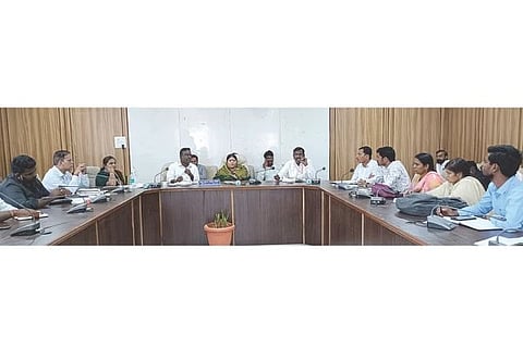  ದೇವದುರ್ಗ ತಾಪಂ ಸಭಾಂಗಣದಲ್ಲಿ ಶಾಸಕಿ ಕರೆಮ್ಮ ಜಿ.ನಾಯಕ ಅಧ್ಯಕ್ಷತೆಯಲ್ಲಿ ಪ್ರಗತಿ ಪರಿಶೀಲನೆ ಸಭೆ ಜರುಗಿತು. ತಾಪಂ ಇಒ ಬಸವರಾಜ ಹಟ್ಟಿ, ಅರಕೇರಾ ತಾಪಂ ಇಒ ಅಣ್ಣರಾವ್ ನಾಯಕ, ಪಂಚಾಯತ್‌ರಾಜ್ ಸಹಾಯಕ ನಿರ್ದೇಶಕಿ ಮಹೇಶ್ವರಿ ಇತರರದ್ದರು.
