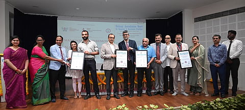 ಡಾ. ಮಖ್ದೂಮ್​ ಕಿಲ್ಲೇದಾರ ಅವರು ಎನ್​ಎಬಿಎಚ್​  ಮಾನ್ಯತಾ ಪ್ರಮಾಣಪತ್ರವನ್ನು ವೈದ್ಯಕಿಯ ನಿರ್ದೇಶಕ ಡಾ. ನಿರಂಜನ್​ ಕುಮಾರ್​ ಅವರಿಗೆ ಹಸ್ತಾಂತರಿಸಿದರು.