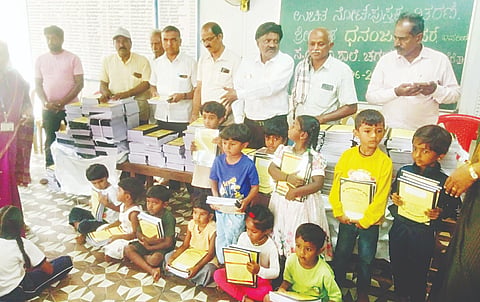 ಚಗಚಗೆರೆ ಸರ್ಕಾರಿ ಹಿರಿಯ ಪ್ರಾಥಮಿಕ ಶಾಲೆ ವಿದ್ಯಾರ್ಥಿಗಳಿಗೆ ಸಮಾಜ ಸೇವಕ ಚಗಚಗೆರೆ ಧನಂಜಯ್ ನೋಟ್‌ಬುಕ್ ವಿತರಿಸಿದರು.