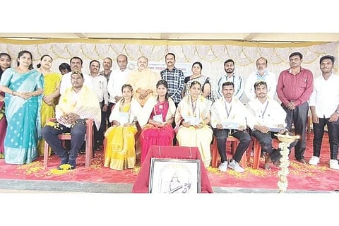 ಗಂಗಾವತಿ ಶ್ರೀಕೊಟ್ಟೂರುಸ್ವಾಮಿ ವಿವಿಧೋದ್ದೇಶ ಟ್ರಸ್ಟ್ ಕಲ್ಮಠ ಶಿಕ್ಷಕರ ತರಬೇತಿ ಸಂಸ್ಥೆಯಲ್ಲಿ ಹಮ್ಮಿಕೊಂಡ ಪ್ರಶಿಕ್ಷಣಾರ್ಥಿಗಳ ಬೀಳ್ಕೊಡುಗೆ ಕಾರ್ಯಕ್ರಮದಲ್ಲಿ ಟಿಇಟಿ ಪರೀಕ್ಷೆಯಲ್ಲಿ ಅರ್ಹತೆ ಪಡೆದ  ಪ್ರಶಿಕ್ಷಣಾರ್ಥಿಗಳನ್ನು ಸನ್ಮಾನಿಸಲಾಯಿತು. ಕಲ್ಮಠದ ಡಾ.ಕೊಟ್ಟೂರುಸ್ವಾಮೀಜಿ, ಕೊಟ್ಟೂರೇಶ್ವರ ವಿದ್ಯಾವರ್ಧಕ ಸಂಘದ ಕಾರ್ಯದರ್ಶಿ ಶರಣೇಗೌಡ ಮಾ.ಪಾಟೀಲ್, ಆಡಳಿತಾಧಿಕಾರಿ ಬಸಲಿಂಗಮ್ಮ ಇತರರಿದ್ದರು.