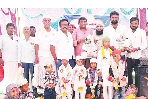 ಗಂಗಾವತಿ 10ನೇ ವಾರ್ಡ್ ಶರಣಬಸವೇಶ್ವರ ಕ್ಯಾಂಪ್ ಆಶುರ್‌ಖಾನ್‌ದಲ್ಲಿ ಗೌಸ್-ಓ-ರಜಾ ಪಂಚ್ ಕಮಿಟಿಯಿಂದ ಹಮ್ಮಿಕೊಂಡ ಎರಡನೇ ವರ್ಷದ ಸಾಮೂಹಿಕ ಖತ್ನ ಉಚಿತ ಶಿಬಿರದಲ್ಲಿ ಮಕ್ಕಳಿಗೆ ಪೌಷ್ಟಿಕ ಆಹಾರ ಕಿಟ್ ವಿತರಿಸಲಾಯಿತು. ಧರ್ಮಗುರು ಮೌಲಾನ ರಜಾವಲಿ, ಪ್ರಮುಖರಾದ ವಲೀಸಾಬ್, ಹೊನ್ನೂರ ಸಾಬ್, ದುರುಗೇಶ ದೊಡ್ಮನಿ, ಎಸ್.ಎಚ್.ಮುಧೋಳ ಇತರರಿದ್ದರು.