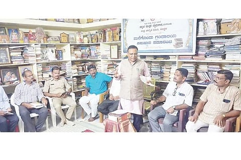 ಗಂಗಾವತಿ ಸಾಹಿತಿ ಪವನಕುಮಾರ ಗುಂಡೂರು ಅವರ ನಿವಾಸದಲ್ಲಿ ಕನ್ನಡ ಮತ್ತು ಸಂಸ್ಕೃತಿ ಇಲಾಖೆ, ಕನ್ನಡ ಪುಸ್ತಕ ಪ್ರಾಧಿಕಾರ ಮತ್ತು ಜಿಲ್ಲಾ ಜಾಗೃತಿ ಸಮಿತಿಯಿಂದ ಭಾನುವಾರ ಹಮ್ಮಿಕೊಂಡ ಮನೆಗೊಂದು ಗ್ರಂಥಾಲಯ ಅನುಷ್ಠಾನ ಸಮಾರಂಭದಲ್ಲಿ ಪ್ರಾಧಿಕಾರ ಅಧ್ಯಕ್ಷ ಡಾ.ಮಾನಸ ಮಾತನಾಡಿದರು. ಪ್ರಾಧಿಕಾರ ಸದಸ್ಯ ಡಾ.ಶರಣಬಸಪ್ಪ ಕೋಲ್ಕಾರ್, ವಿಜಯವಾಣಿ ಸ್ಥಾನಿಕ ಸಂಪಾದಕ ಜಗನ್ನಾಥ ಆರ್. ದೇಸಾಯಿ, ಚಾರಣ ಬಳಗದ ಸಂಚಾಲಕ ಡಾ.ಶಿವಕುಮಾರ ಮಾ.ಪಾಟೀಲ್, ಕಸಾಪ ತಾಲೂಕಾಧ್ಯಕ್ಷ ಎಂ.ರುದ್ರೇಶ ಆರಾಳ್ ಇತರರಿದ್ದರು.