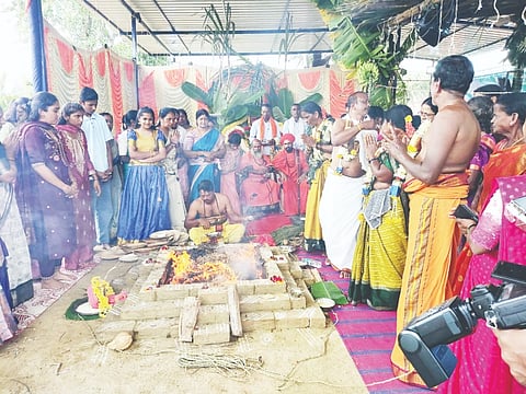 ಗುಬ್ಬಿ: ತಾಲೂಕಿನ ಜಿ.ಹೊಸಳ್ಳಿಯಲ್ಲಿ ಅಭಯ ಆಂಜನೇಯ ಸ್ವಾಮಿ ನೂತನ ದೇವಾಲಯ ಲೋಕಾರ್ಪಣೆ ಹಾಗೂ ವಿಗ್ರಹ ಪ್ರತಿಷ್ಠಾಪನೆ ಅಂಗವಾಗಿ ಹೋಮ ಹವನ ನೆರವೇರಿಸಲಾಯಿತು. ತೇವಡಿಹಳ್ಳಿ ಮಠದ ಗೋಸಲ ಚನ್ನಬಸವೇಶ್ವರ ಶಿವಾಚಾರ್ಯ ಸ್ವಾಮೀಜಿ,ತೋರೇಮಠದ ಅಟವಿ ಚನ್ನಬಸವ ಸ್ವಾಮೀಜಿ ಇದ್ದರು.