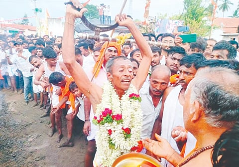  ಚಿಂಚಳ್ಳಿ ಗ್ರಾಮದಲ್ಲಿ ವಿವಿಧ ದೇವರುಗಳ ಕೊಂಡೋತ್ಸವವು ವಿಜೃಂಭಣೆಯಿಂದ ನೆರವೇರಿತು.