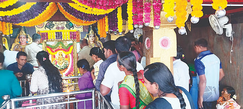  ಹನೂರಿನ ಶ್ರೀ ಬೆಟ್ಟಳ್ಳಿ ಮಾರಮ್ಮನ ದೇಗುಲದಲ್ಲಿ ಎಳ್ಳಾಮಾವಾಸ್ಯೆ ಹಿನ್ನಲೆ ಭಕ್ತರು ಆಗಮಿಸಿ ದೇವರ ದರ್ಶನ ಪಡೆದರು. 
