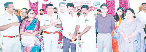 ಹನೂರಿನಲ್ಲಿ ಆಯೋಜಿಸಿದ್ಧ ಜನಸಂಪರ್ಕ ಸಭೆಯನ್ನು ಸಂಸದ ಸುನೀಲ್ ಬೋಸ್ ಉದ್ಘಾಟಿಸಿದರು. ರಾಚಯ್ಯ, ಶಶಿಧರ್, ದಿನೇಶ್‌ಕುಮಾರ್ ಮೀನಾ, ಶ್ರುತಿ, ಚೈತ್ರಾ ಇತರರಿದ್ದರು.