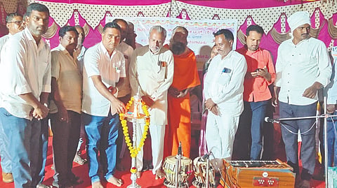 ಹುಮನಾಬಾದ್​ ತಾಲೂಕಿನ ಚಿತ್ತಕೋಟಾದಲ್ಲಿ ಆಯೋಜಿಸಿದ್ದ ಜಾನಪದ ಸಂಭ್ರಮ ಹಾಗೂ ವಿಚಾರಗೋಷ್ಠಿಯನ್ನು  ಕರ್ನಾಟಕ ಗಡಿ ಪ್ರದೇಶ ಅಭಿವೃದ್ಧಿ ಪ್ರಾಧಿಕಾರದ ಸದಸ್ಯ ಡಾ.ಸಂಜುಕುಮಾರ ಅತ್ತಿವಾಳೆ ಉದ್ಘಾಟಿಸಿದರು. ಶ್ರೀಕಾಂತ ಸೂಗಿ, ಶಿವರಾಜ್​ ಮೇತ್ರಿ, ಸಂಜುಕುಮಾರ್​ ಪಾಟೀಲ್​, ದೇವೇಂದ್ರಪ್ಪ ಪೋಲಾ, ವೀರಣ್ಣ ಪೂಜಾರಿ, ರೇವಣಸಿದ್ದಪ್ಪ ಪಾಟೀಲ್​, ಸಂತೋಷ ಡಾಗೆ ಇತರರಿದ್ದರು.