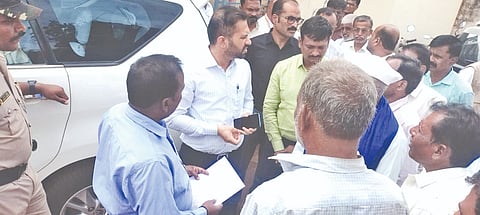 ಚಿಟಗುಪ್ಪಗೆ ಮಂಗಳವಾರ ಆಗಮಿಸಿದ್ದ ಜಿಪಂ ಸಿಒಒ ಗಿರೀಶ್​ ಬದೋಲೆ ಅವರಿಗೆ ವಳಖಿಂಡಿ ಗ್ರಾಮದ ಸಮಸ್ಯೆಗಳ ಕುರಿತು ಗ್ರಾಪಂ ಮಾಜಿ ಅಧ್ಯಕ್ಷ ರಾಜಕುಮಾರ ನಡುವಿನದೊಡ್ಡಿ ನೇತೃತ್ವದಲ್ಲಿ ಗ್ರಾಮಸ್ಥರು ಮನವಿ ಸಲ್ಲಿಸಿದರು. ತಹಸೀಲ್ದಾರ್​ ಮಂಜುನಾಥ ಮಂಚಾಳ, ತಾಪಂ ಇಒ ಲಿಂಗರಾಜ ಪಾಟೀಲ್​ ಇತರರಿದ್ದರು.