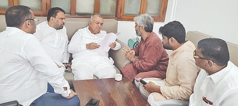 ಬೆಂಗಳೂರಿನಲ್ಲಿ ಬುಧವಾರ ಸಚಿವ ರಾಮಲಿಂಗರಡ್ಡಿ ಅವರಿಗೆ ಮಾಜಿ ಸಚಿವ ರಾಜಶೇಖರ ಪಾಟೀಲ್​, ಆನಂದರಾಜ ಪ್ರಭು  ಮನವಿ ಸಲ್ಲಿಸಿದರು. ಎಂಎಲ್​ಸಿಗಳಾದ ಡಾ.ಚಂದ್ರಶೇಖರ ಪಾಟೀಲ್​, ಭೀಮರಾವ ಪಾಟೀಲ್​, ಚಾರುದತ್ತ ಪ್ರಭು ಇದ್ದರು.