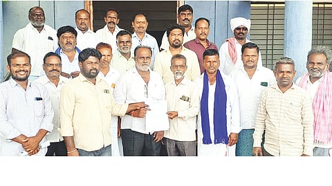 ಚಿಂತ್ರಪಳ್ಳಿಯಲ್ಲಿ ಕರ್ನಾಟಕ ಮಾದರ ಮಹಾಸಭಾ ತಾಲೂಕು ಅಧ್ಯಕ್ಷ ಸ್ಥಾನ ಪೂಜಾರ್ ಲೋಕಪ್ಪಗೆ ಆದೇಶ ಪ್ರತಿ ವಿತರಿಸಲಾಯಿತು. ಡಾ.ಬಿ.ಆರ್.ಅಂಬೇಡ್ಕರ್ ಸಂಘದ ತಾಲೂಕು ಅಧ್ಯಕ್ಷ ಗದ್ದಿಕೆರೆ ಎಚ್.ದೊಡ್ಡಬಸಪ್ಪ, ಪ್ರಮುಖರಾದ ಟಿ.ಅರ್ಜುನ, ಮಾದೂರು ಕೆ.ಮಹೇಶ್ವರ, ಎ.ಕೆ.ಬುಳ್ಳಪ್ಪ, ಬ್ಯಾಲಾಳ್ ಮಂಜುನಾಥ ಇತರರಿದ್ದರು.