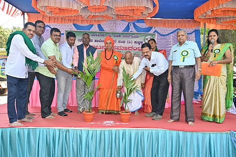 ಹುಬ್ಬಳ್ಳಿ ತಾಲೂಕಿನ ಮಾವನೂರಲ್ಲಿ ಸೋಮವಾರ ಏರ್ಪಡಿಸಿದ್ದ ಹಳೇ ಧಾರವಾಡ ಜಿಲ್ಲಾ ಅಡಕೆ ಬೆಳೆಗಾರರ ಸಂಘದ ಉದ್ಘಾಟನೆ ಸಮಾರಂಭವನ್ನು ಧಾರವಾಡ ಕೃಷಿ ವಿವಿ ನಿವೃತ್ತ ಕುಲಪತಿ ವಿ.ಐ. ಬೆಣಗಿ ಉದ್ಘಾಟಿಸಿದರು. ಡಾ. ಡಿ.ಟಿ. ಪಾಟೀಲ, ಶ್ರೀ ಬಸವಲಿಂಗ ಸ್ವಾಮೀಜಿ, ಕಾಶಿನಾಥ ಭದ್ರಣ್ಣವರ, ಬಿ.ಆರ್. ಗಿರೀಶ, ಮಂಜುನಾಥ ಚಟ್ನಿ, ಮಹೇಶ ಬೆಳಗಾಂವಕರ, ಸುಮಾ ಮಂಜುನಾಥ ಚಟ್ನಿ, ಮಾಣಿಕ್ಯ ಚಿಲ್ಲೂರ, ಇದ್ದರು. 