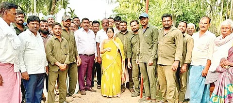 ಹೊಳಲೂರು ಸಮೀಪದ ಬುಳ್ಳಾಪುರದ ಹಾನಿ ಪ್ರದೇಶಕ್ಕೆ ಶಾಸಕಿ ಶಾರದಾ ಪೂರ‌್ಯಾನಾಯ್ಕ ಭೇಟಿ ನೀಡಿದರು.