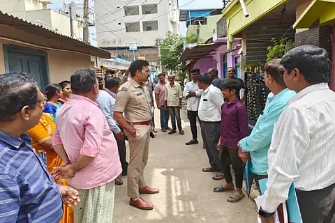 ಹೋಳೆಹೊನ್ನೂರಿನಲ್ಲಿ ಶಾಲೆ ಬಿಟ್ಟ ಮಕ್ಕಳನ್ನು ಮರಳಿ ಶಾಲೆಗೆ ಕರೆತರುವ ಅಭಿಯಾನದಲ್ಲಿ ಪೊಲೀಸ್ ಇನ್ಸ್‌ಪೆಕ್ಟರ್ ಶಿವಪ್ರಸಾದ್, ಉನ್ನಿಕುಮಾರ್, ಶಾಂತಲಾ ಇತರರಿದ್ದರು.