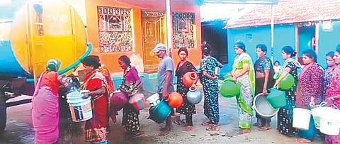 ನೀರಿನ ಅಭಾವ ಎದುರಿಸುತ್ತಿರುವ ಜನರು ಬಿಂದಿಗೆ ಹಿಡಿದು ಬೀದಿಗೆ ಇಳಿಯುವಂತಹ ಪರಿಸ್ಥಿತಿ ನಿರ್ಮಾಣವಾಗಿದೆ
