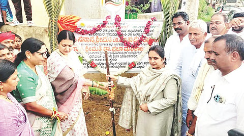 ಅರೆ ಬಸಾಪುರ ಗ್ರಾಮದಲ್ಲಿ ಸಿಸಿ ರಸ್ತೆ ಅಭಿವೃದ್ಧಿ ಕಾಮಗಾರಿಗೆ ದಾವಣಗೆರೆ ಸಂಸದೆ ಡಾ.ಪ್ರಭಾ ಮಲ್ಲಿಕಾರ್ಜುನ ಹಾಗೂ ಶಾಸಕಿ ಎಂ.ಪಿ.ಲತಾ ಮಲ್ಲಿಕಾರ್ಜುನ ಚಾಲನೆ ನೀಡಿದರು. ಎಇಇ ಕೆ.ಆರ್.ರಾಘವೇಂದ್ರ, ಚಿಗಟೇರಿ ಬ್ಲಾಕ್ ಕಾಂಗ್ರೆಸ್ ಅಧ್ಯಕ್ಷ ಕುಬೇರಗೌಡ್ರು, ತಾಪಂ ಮಾಜಿ ಸದಸ್ಯ ಮೈದೂರು ಒ.ರಾಮಪ್ಪ, ಪ್ರಮುಖರಾದ ಜಯಲಕ್ಷ್ಮೀ, ಪೂಜಾರ್ ಕೃಷ್ಣನಾಯ್ಕ ಇತರರಿದ್ದರು.