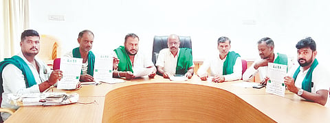 ಗುಂಡ್ಲುಪೇಟೆ ಪಟ್ಟಣದ ಪ್ರವಾಸಿಮಂದಿರದಲ್ಲಿ ಗೌಡೇಗೌಡ ಸುದ್ದಿಗೋಷ್ಠಿಯಲ್ಲಿ ಮಾತನಾಡಿದರು. ದೇಮಹಳ್ಳಿ ಪ್ರಸಾದ್, ಹಂಗಳ ಮಾಧು, ದಿಲೀಪ್, ಲೋಕೇಶ್ ಇದ್ದರು.