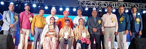 ಕುದೂರಿನಲ್ಲಿ ನಡೆದ ಕಾರ್ಯಕ್ರಮದಲ್ಲಿ ಪ್ರತಿಭಾವಂತ ಮಕ್ಕಳನ್ನು ಸ್ವಾಮೀಜಿ ಅಭಿನಂದಿಸಿದರು. 