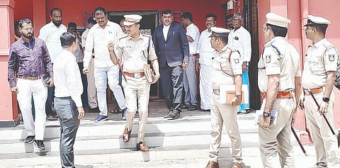 ಕಂಪ್ಲಿಯ ಸಿವಿಲ್ ಮತ್ತು ಜೆಎಂಎಫ್‌ಸಿ ನ್ಯಾಯಾಲಯದ ಭದ್ರತಾ ಪರಿಶೀಲನಾ ಸಭೆಯಲ್ಲಿ ಅಧಿಕಾರಿಗಳಾದ ಸುರೇಶ್ ತಳವಾರ್, ಪ್ರಸಾದ್ ಕೆ.ಗೋಖಲೆ, ಪಿ.ಬಿ.ಪ್ರಕಾಶ್, ಹನುಮನಗೌಡ ಪಾಟೀಲ್, ಬಿ.ಮಲ್ಲಿಕಾರ್ಜುನ ಇತರರು ಪಾಲ್ಗೊಂಡಿದ್ದರು.