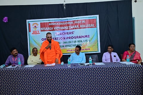 ಕೊಳ್ಳೇಗಾಲದ ಮಾನಸ ಶಿಕ್ಷಣ ಸಂಸ್ಥೆಯಲ್ಲಿ ಆಯೋಜಿಸಿದ್ದ ಸಂವಹನ ಸಮಾರೋಪ ಸಮಾರಂಭದಲ್ಲಿ ಡಾ.ಶ್ರೀ ಶಾಂತ ಮಲ್ಲಿಕಾರ್ಜುನ ಸ್ವಾಮೀಜಿ ಮಾತನಾಡಿದರು. ಎಸ್.ದತ್ತೇಶ್ ಕುಮಾರ್, ಡಾ.ಆರ್.ನಾಗಭೂಷಣ್, ಎ.ಪಿ.ದಿನೇಶ್ ಕುಮಾರ್, ಡಾ. ಜಗ ದೀಶ್, ಡಾ.ಡಿ. ಧನಂಜಯ ಇತರರಿದ್ದರು. 