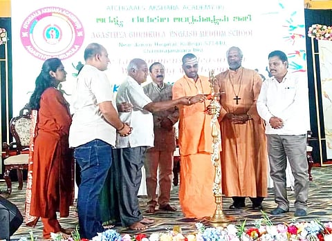 ಪಟ್ಟಣದ ಭ್ರಮರಾಂಭ ಕಲ್ಯಾಣ ಮಂಟಪದಲ್ಲಿ ಗುರುವಾರ ಸಂಜೆ ಆಯೋಜಿಸಿದ್ದ ಅಗಸ್ತ್ಯ ಗುರುಕುಲ ಆಂಗ್ಲ ಮಾಧ್ಯಮ ಶಾಲೆಯ   ವಾರ್ಷಿಕೋತ್ಸವ ಕಾರ್ಯಕ್ರಮಕ್ಕೆ ಸಾಲೂರು ಬೃಹನ್ಮಠದ ಪೀಠಾಧಿಪತಿ ಡಾ.ಶ್ರೀ ಶಾಂತಮಲ್ಲಿಕಾರ್ಜುನ ಸ್ವಾಮೀಜಿ ಚಾಲನೆ ನೀಡಿದರು. ಜಾಕೋಬ್ ಒರವೆಕಲ್, ನಾಗರಾಜಯ್ಯ ಅಚ್ಗಾಳ್, ಎ.ಎನ್.ರವಿಕಿರಣ್, ನಾಗೇಂದ್ರ ಇದ್ದರು.