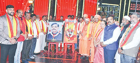 ಕೊಳ್ಳೇಗಾಲ ಪಟ್ಟಣದ ಎಂಜಿಎಸ್‌ವಿ ಜೂನಿಯರ್ ಕಾಲೇಜು ಮೈದಾನದಲ್ಲಿ ಶುಕ್ರವಾರ ಎಚ್.ಕೆ.ಟ್ರಸ್ಟ್ ಹಾಗೂ ವಿವಿಧ ಸಂಘ ಸಂಸ್ಥೆಗಳ ವತಿಯಿಂದ ಆಯೋಜಿಸಿದ್ದ ನಮ್ಮೂರ ಕನ್ನಡ ಹಬ್ಬ ಕಾರ್ಯಕ್ರಮದಲ್ಲಿ ಗಣ್ಯರು ಕನ್ನಡ ತಾಯಿ ಭಾವ ಚಿತ್ರಕ್ಕೆ ಪುಷ್ಪಾರ್ಚನೆ ಮಾಡಿದರು. ಶ್ರೀಕಂಠೇಶ್ವರ ಸ್ವಾಮೀಜಿ, ಶ್ರೀ ಜ್ಞಾನ ಪ್ರ ಕಾಶ ಸ್ವಾಮೀಜಿ, ಶ್ರೀ ಸಿದ್ದಲಿಂಗ ಶಿವಾಚಾರ್ಯ ಸ್ವಾಮೀಜಿ, ಎನ್.ಮಹೇಶ್, ಜಿ.ಎನ್. ನಂಜುಂಡಸ್ವಾಮಿ, ಪ್ರೇಮಲತಾ ಕೃಷ್ಣಸ್ವಾಮಿ, ಮಹಾನಂದ್ ಇದ್ದಾರೆ.