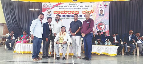 ಕೊಳ್ಳೇಗಾಲದಲ್ಲಿ ಆಯೋಜಿಸಿದ್ದ ಕಾರ್ಯಕ್ರಮದಲ್ಲಿ ನಂಜುಂಡಯ್ಯ ಅವರನ್ನು ಸನ್ಮಾನಿಸಲಾಯಿತು. ಮೋಹನ್, ಶ್ರೀಧರ್, ಚೇತನ್ ದೊರೈರಾಜ್, ನಂಜುಂಡಸ್ವಾಮಿ ಇದ್ದರು.
